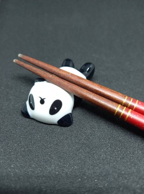Lusta panda evőpálcika tartó